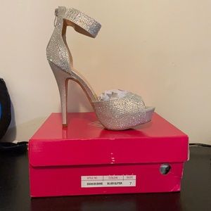 Bought but never wore, order a size to big.